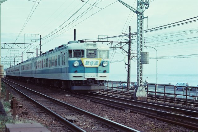懐かしのレッドトレイン写真パネル Old Red Train Car on Railroad Tracks