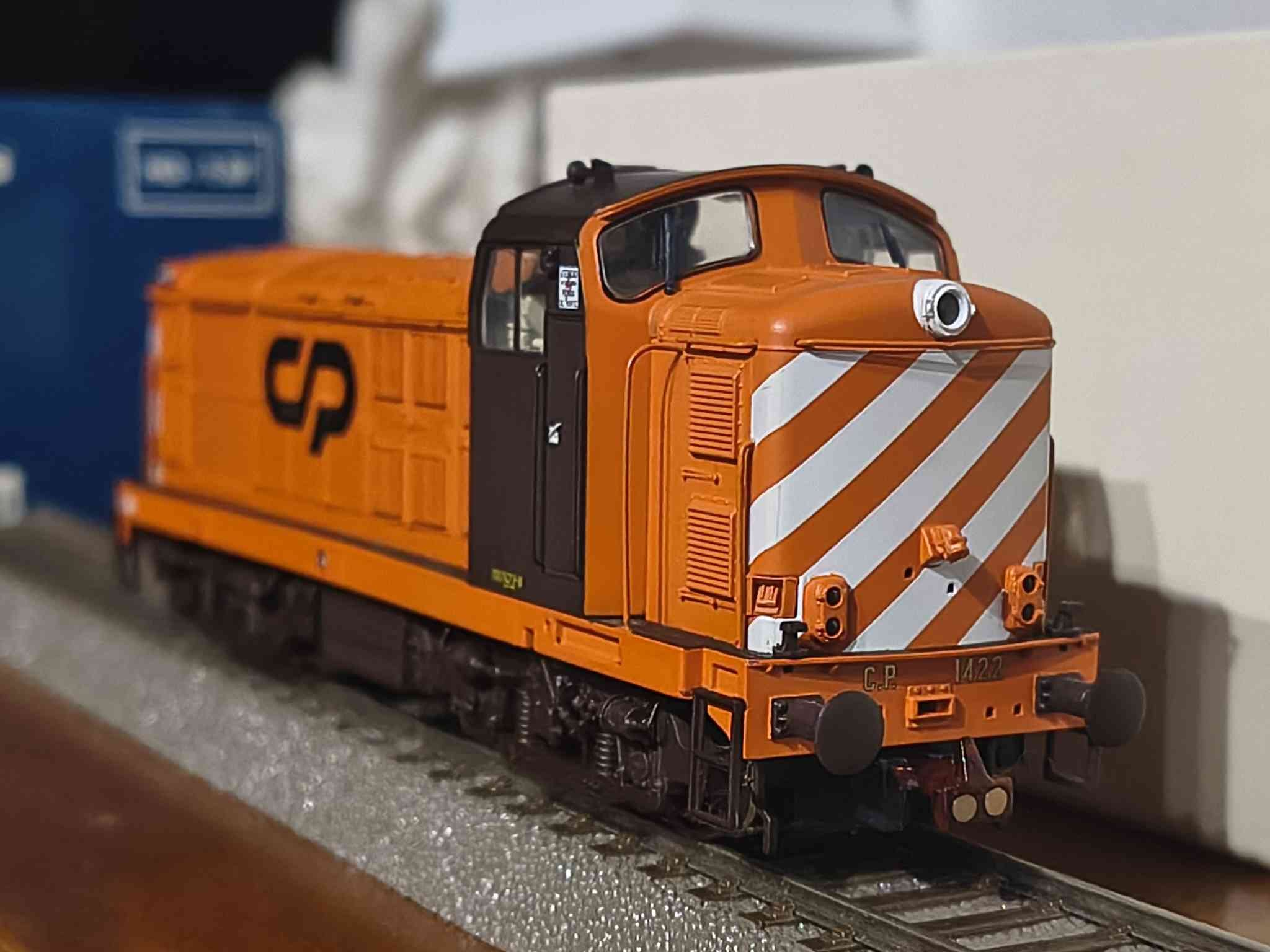 H0 version of the magnetic coupler for NEM 363 fixtures on a Comboios de Portugal class 1400 diesel-electric locomotive